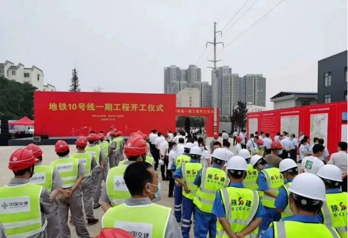 《规范》中提出，有轨电车应适用于远期高峰小时断面客流不大于1.5万人次的城市客运交通线路，可在特定功能区或特定客运走廊承担地面骨干公共交通功能。有轨电车的设计年限宜分为近、远两期，分别为建成通车后第5(图1)