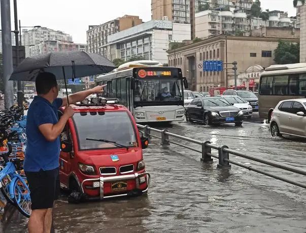 “城市之舟”乘风破浪,成都公交集团“巴士先锋”护航民生(图1)