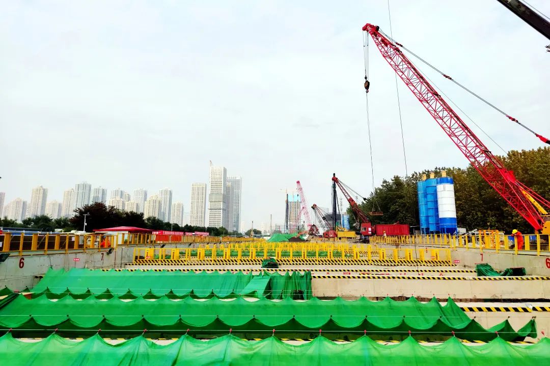 决战四季度|武汉地铁文明施工与进度并肩,16号线国博中心南站开启施工“加速度”(图1) 决战四季度|武汉地铁文明施工与进度并肩,16号线国博中心南站开启施工“加速度”(图1)