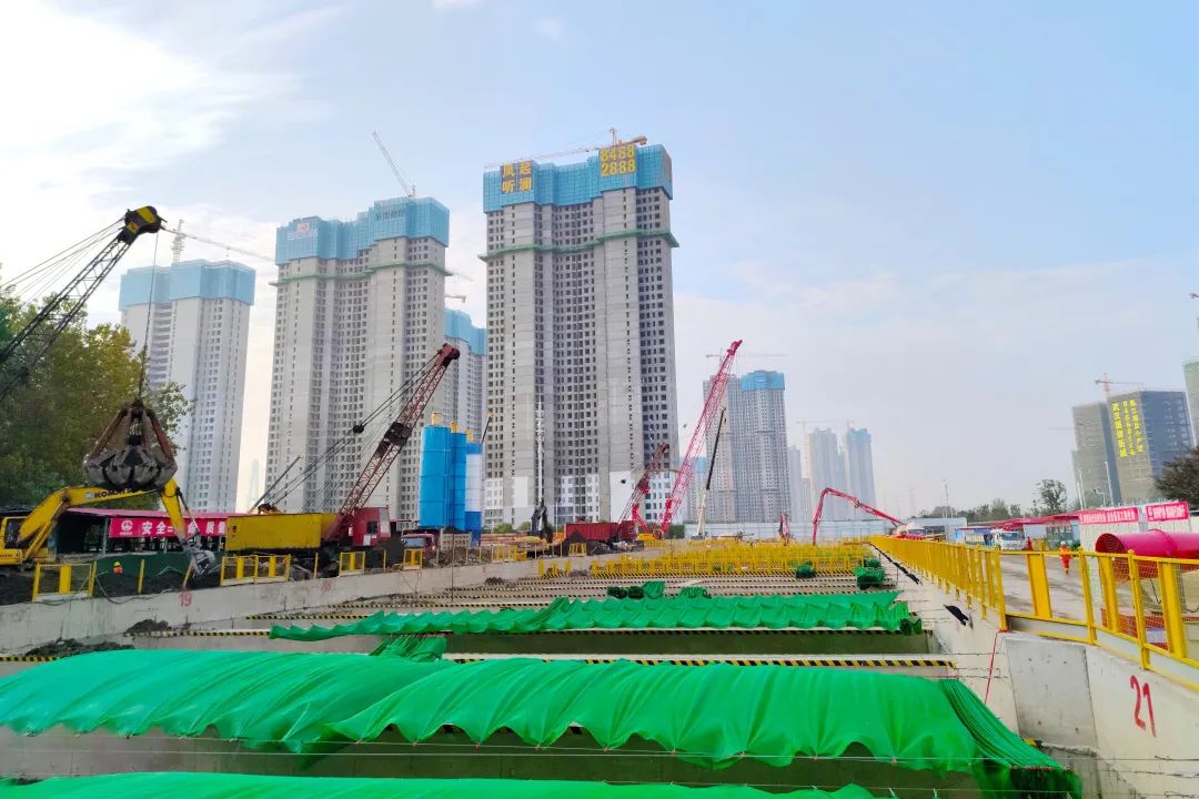 决战四季度|武汉地铁文明施工与进度并肩,16号线国博中心南站开启施工“加速度”(图2) 决战四季度|武汉地铁文明施工与进度并肩,16号线国博中心南站开启施工“加速度”(图2)