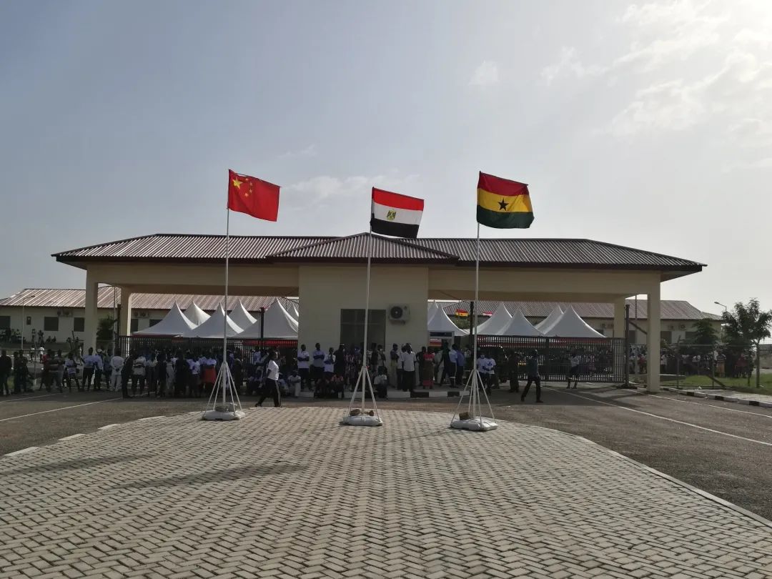加纳总统为中铁五局承建的加纳TN项目恩索考医院竣工剪彩(图2)