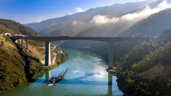 今日开通!这里将结束不通铁路的历史(图2) 图片