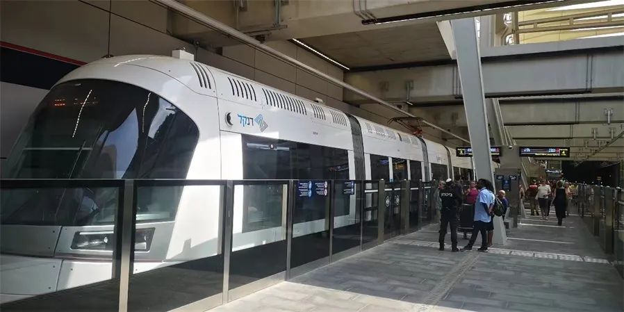3-230R11430394X.jpg