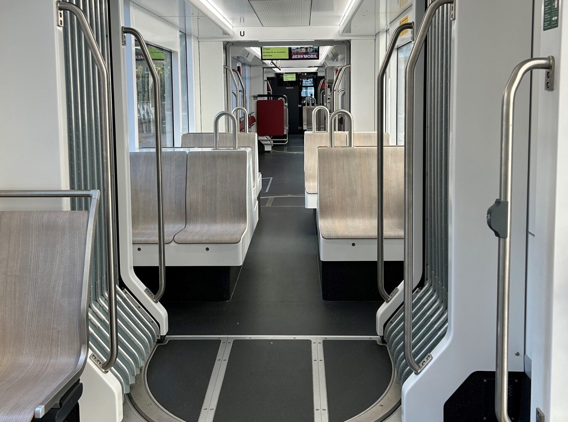 施泰德TRAMLINK 有轨电车在伯尔尼开始运营(图1)