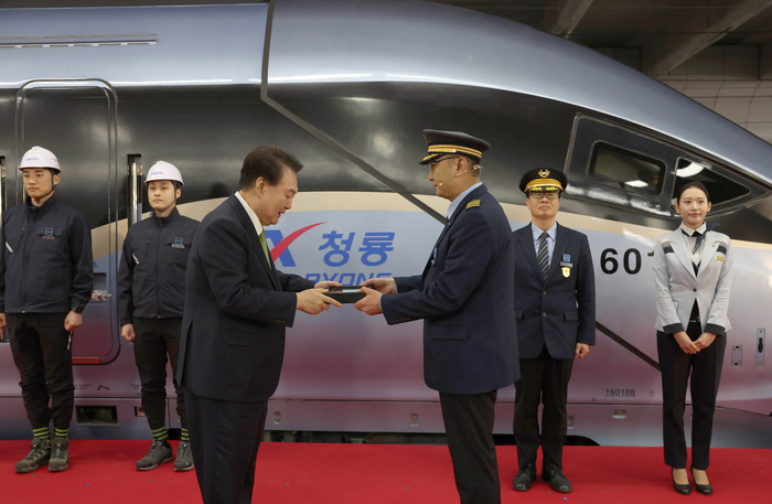 韩国最快新型高速列车KTX-青龙诞生!5月开始运营!(图1) 3-24040P93945T8.jpg
