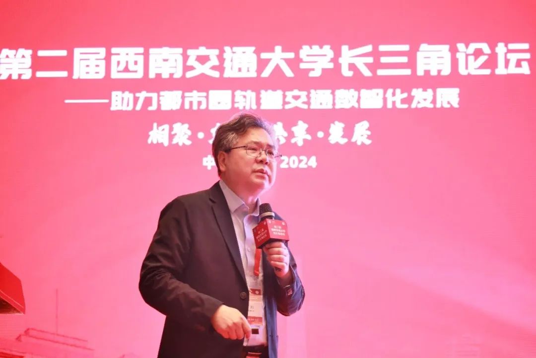 ▲何川院士作主题报告