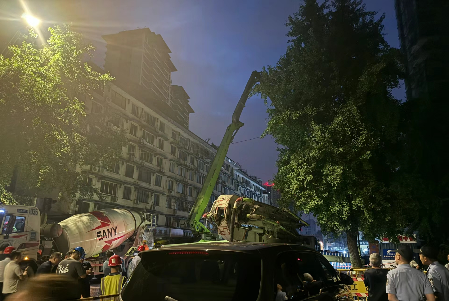 网友曝料成都地铁13号线在建路段塌方！(图1)