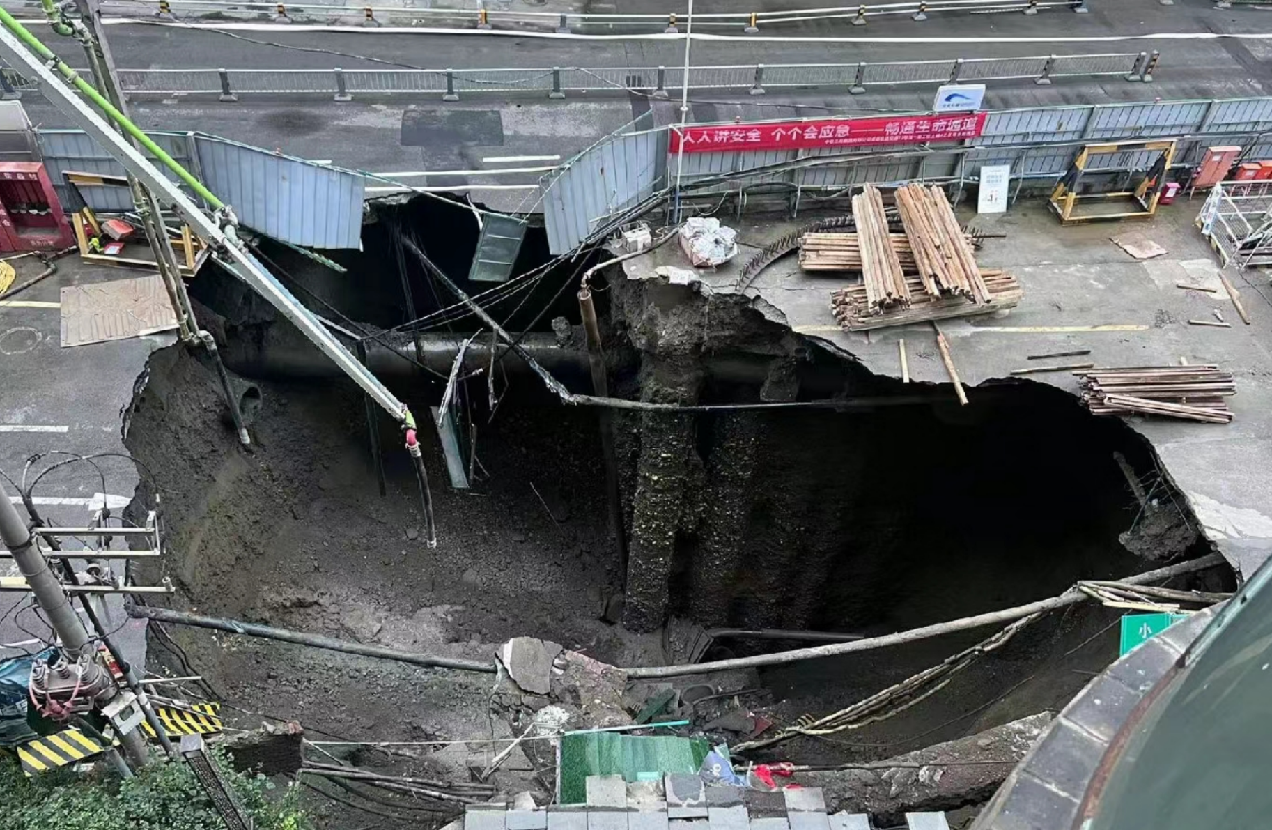 成都轨道建设就成都地铁13号线塌陷回应：自来水管爆管导致塌陷(图2)