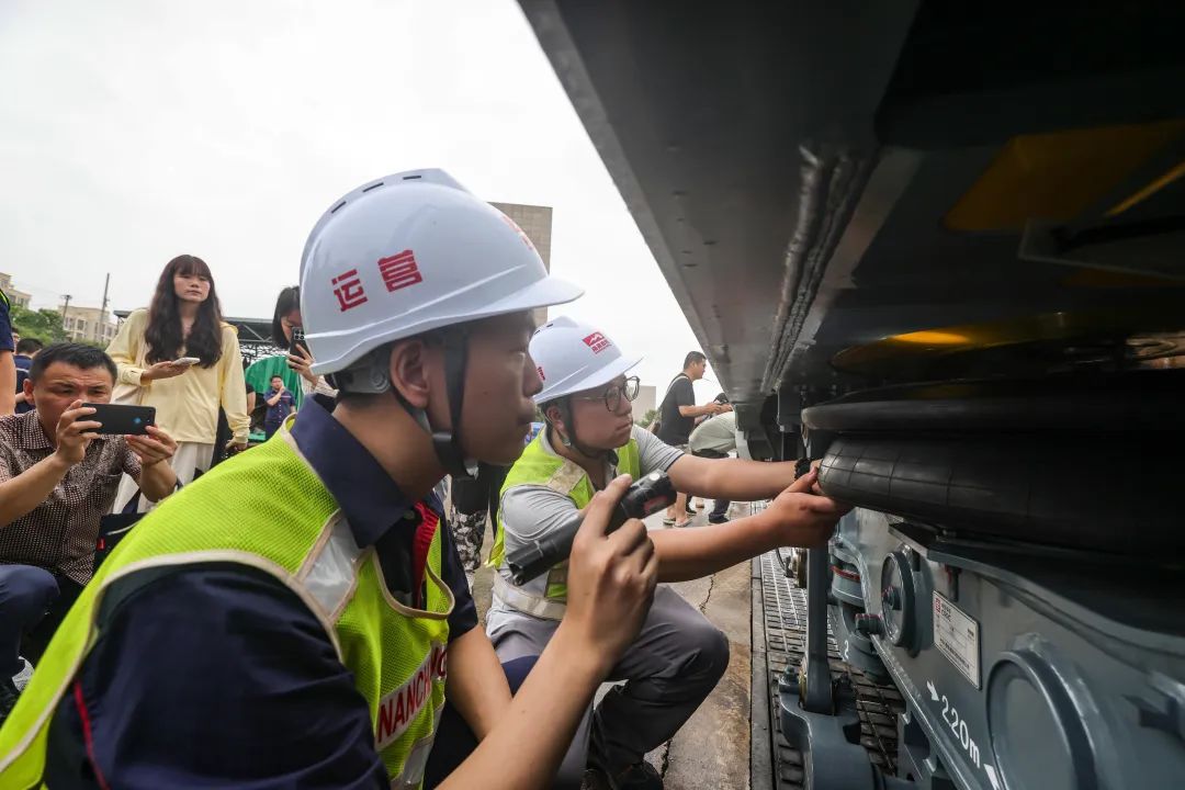 南昌地铁1、2号线延长线首列车亮相(图5) 3-240F1141121313.jpg