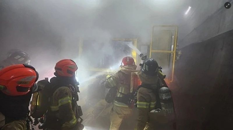 首尔地铁3号线今晨检修车起火致运行一度受阻(图2) 3-240F20SR3113.jpg
