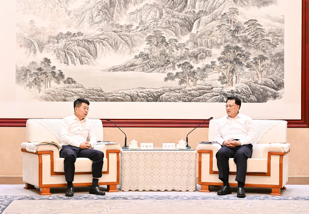 重庆市与国家铁路局签署战略合作协议 袁家军胡衡华会见费东斌一行并见证签约(图1) 3-240F40S944123.png