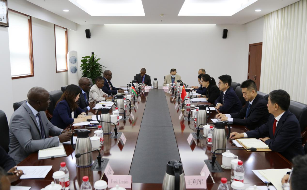 费东斌局长会见肯尼亚外交部常务副部长辛欧埃一行(图2) 3-240G00S92DK.png