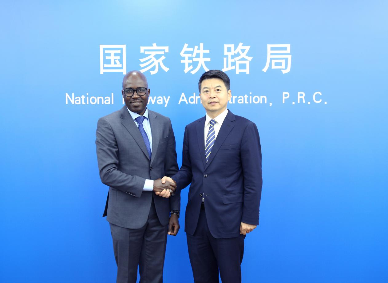 费东斌局长会见肯尼亚外交部常务副部长辛欧埃一行(图1) 3-240G00SZ2934.png