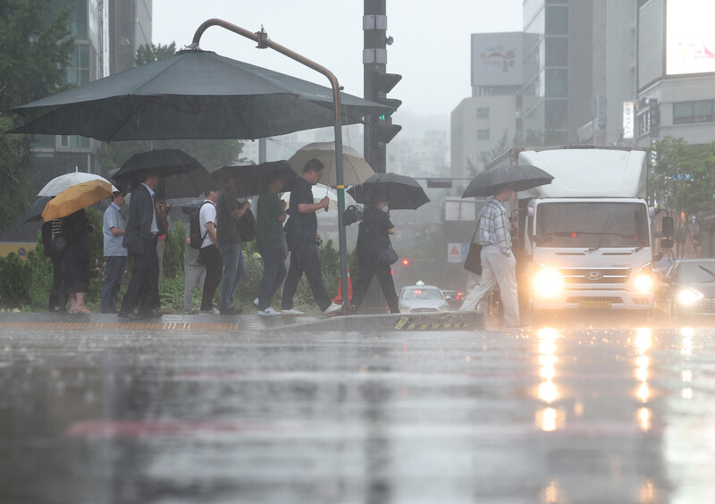 首尔全境大雨 地铁一名电工触电身亡!(图1) 3-240H60Z30JY.jpg