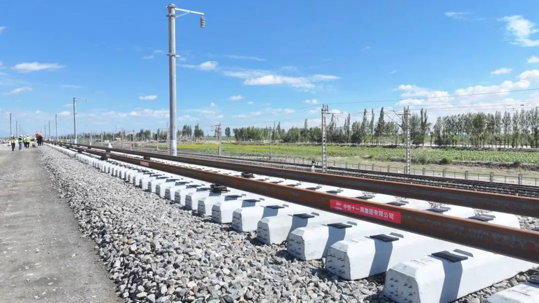 时速250公里!包银高铁内蒙古段明年将贯通!(图4) 3-240Q30U120164.jpg