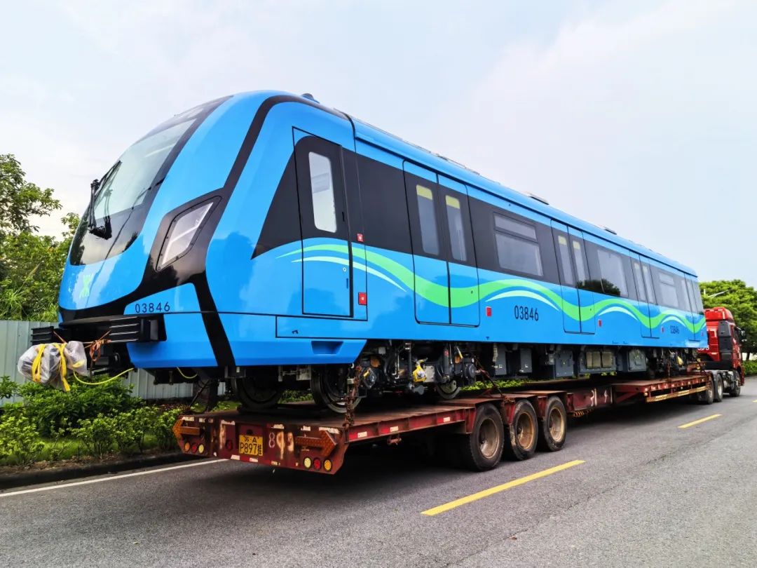 中车广东公司生产的深圳地铁3号线四期项目首列车顺利发运(图2) 3-240R2091511W2.jpg