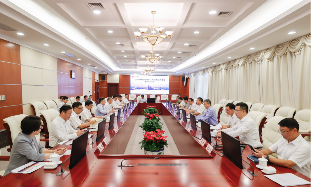 松江区与上海申通地铁集团座谈会举行，王华杰会见毕湘利一行(图1)