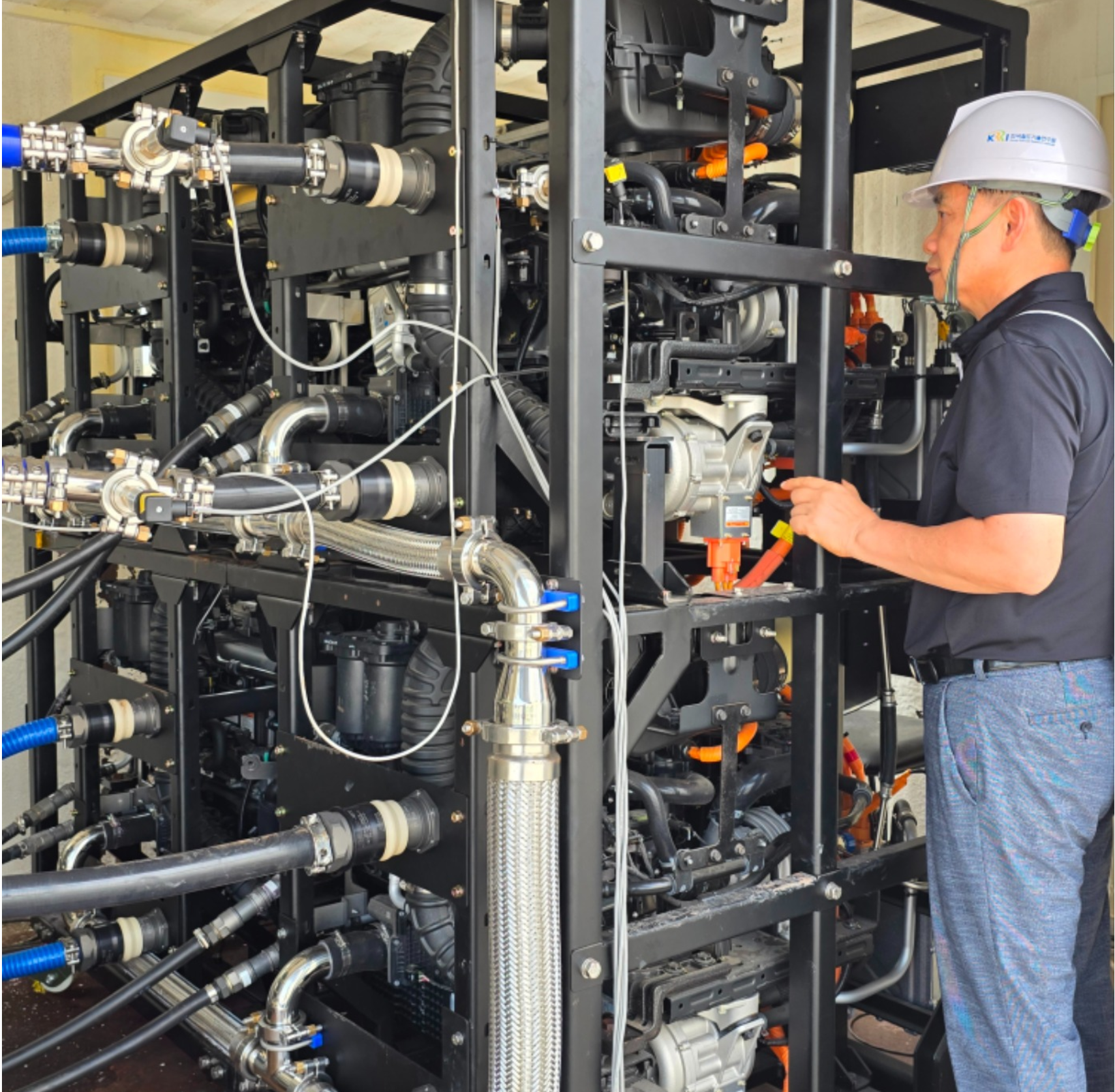 韩铁研的金吉东博士及其“液氢核心技术开发”研究团队正在忠南唐津（株）帕里蒂工厂进行380kW燃料电池启动试验。