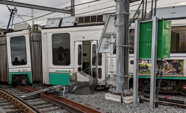 美国波士顿一地铁列车脱轨(图1) 3-24100PU14J13.png