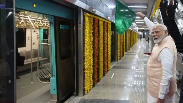 印度首条城市地下铁 孟买地铁Aqua线正式开通(图1) 3-24100Z92T0454.jpeg