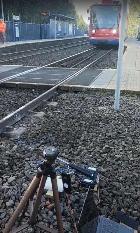 便携式轨道振动检测系统测试通过!提升轨道安全(图1) 1-2410301G9455c.jpeg