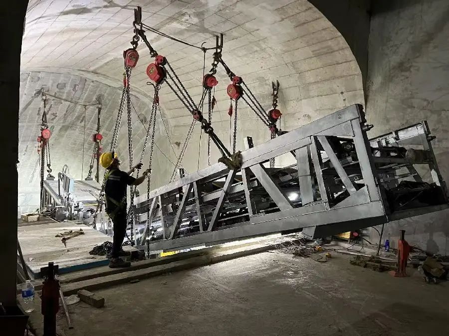 电扶梯数量之最!广州首条地铁环线630台电扶梯全部就位(图1) 3-241119144P5551.jpeg