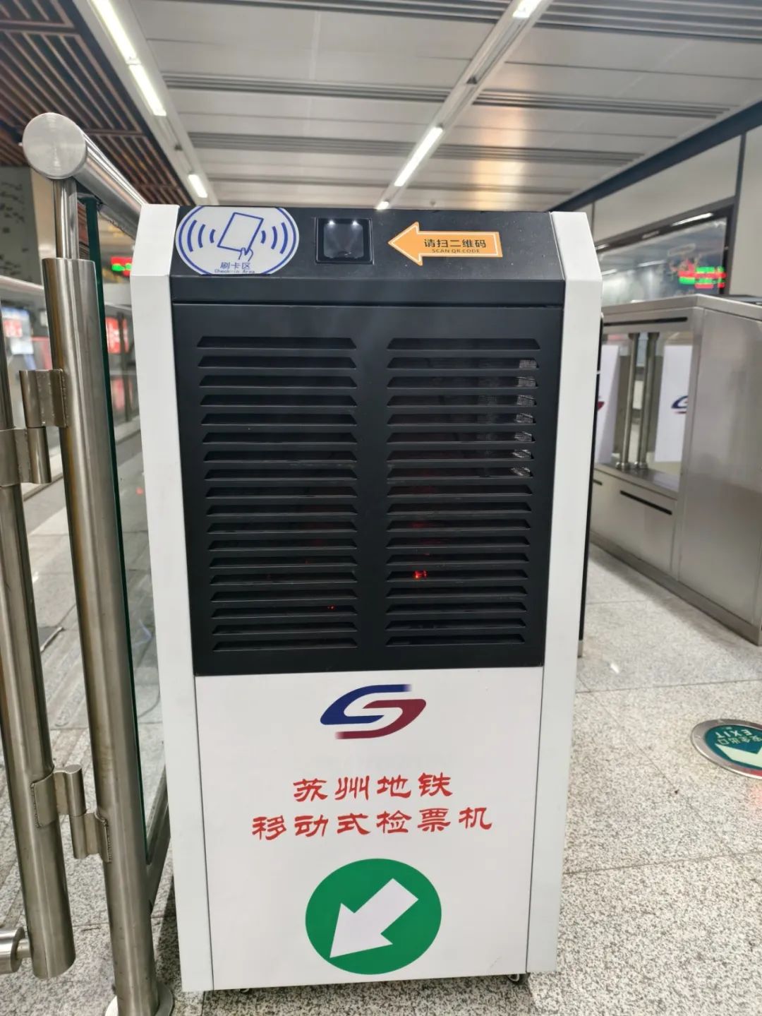 3-25041G63Sc49.jpg